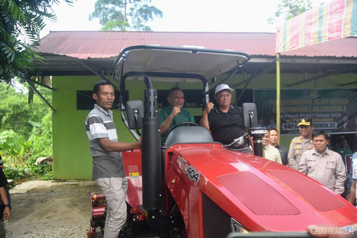 31 Oktober 2025 Penyerahan Secara Simbolis Alsintan Kepada Kelompok Tani Kabupaten Sarolangun