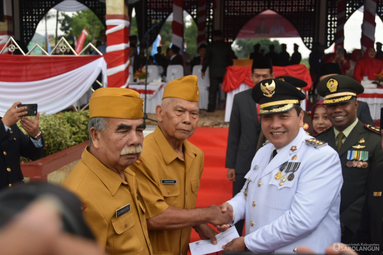 17 Agustus 2023 - Penjabat Bupati Sarolangun Dr. Ir. Bachril Bakri, M.App, Sc Memimpin Upacara Peringatan HUT RI ke-78 di Lapangan Gunung Kembang Sarolangun&nbsp;&nbsp;