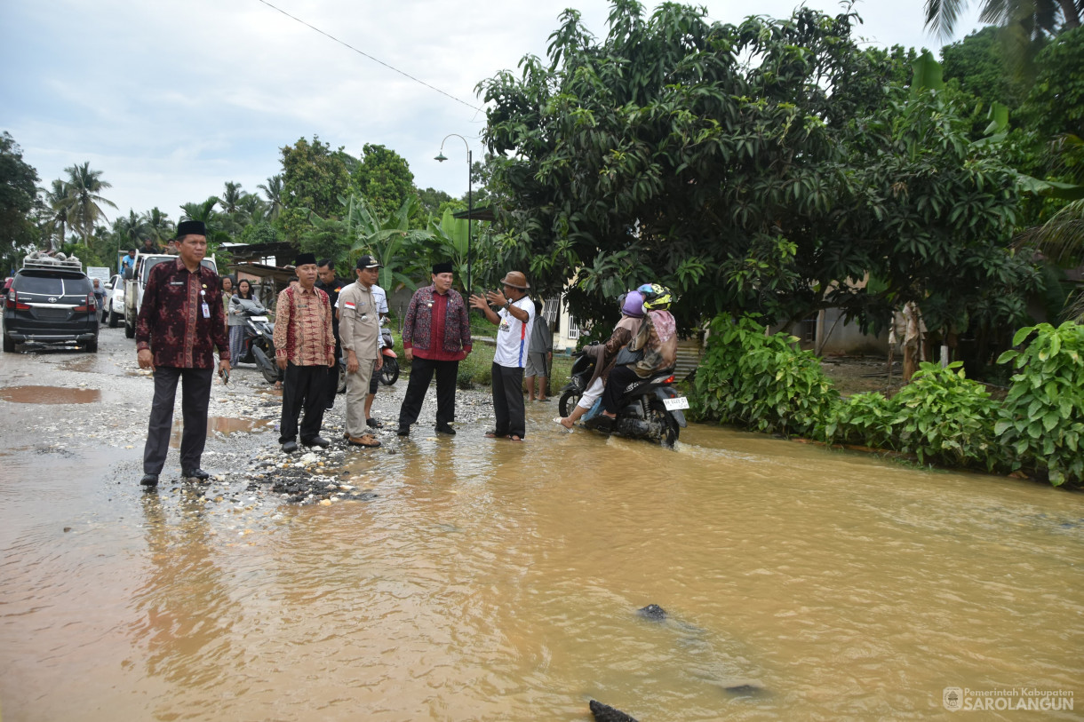 21 Desember 2023 - Meninjau Lokasi Terdampak Banjir Di Desa Pulau Pandan Kecamatan Limun