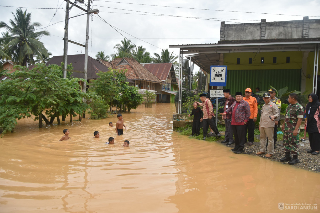 21 Desember 2023 - Meninjau Lokasi Terdampak Banjir Di Desa Pulau Pandan Kecamatan Limun