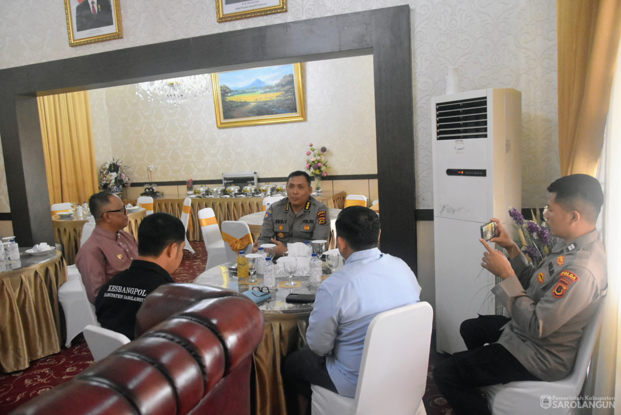 11 Oktober 2024 - Sarapan Pagi Dan Pertemuan Dengan PJU Kapolda Jambi, Ketua Bawaslu, Mahasiswa, Masyarakat Desa Sekamis di Rumah Dinas Bupati Sarolangun