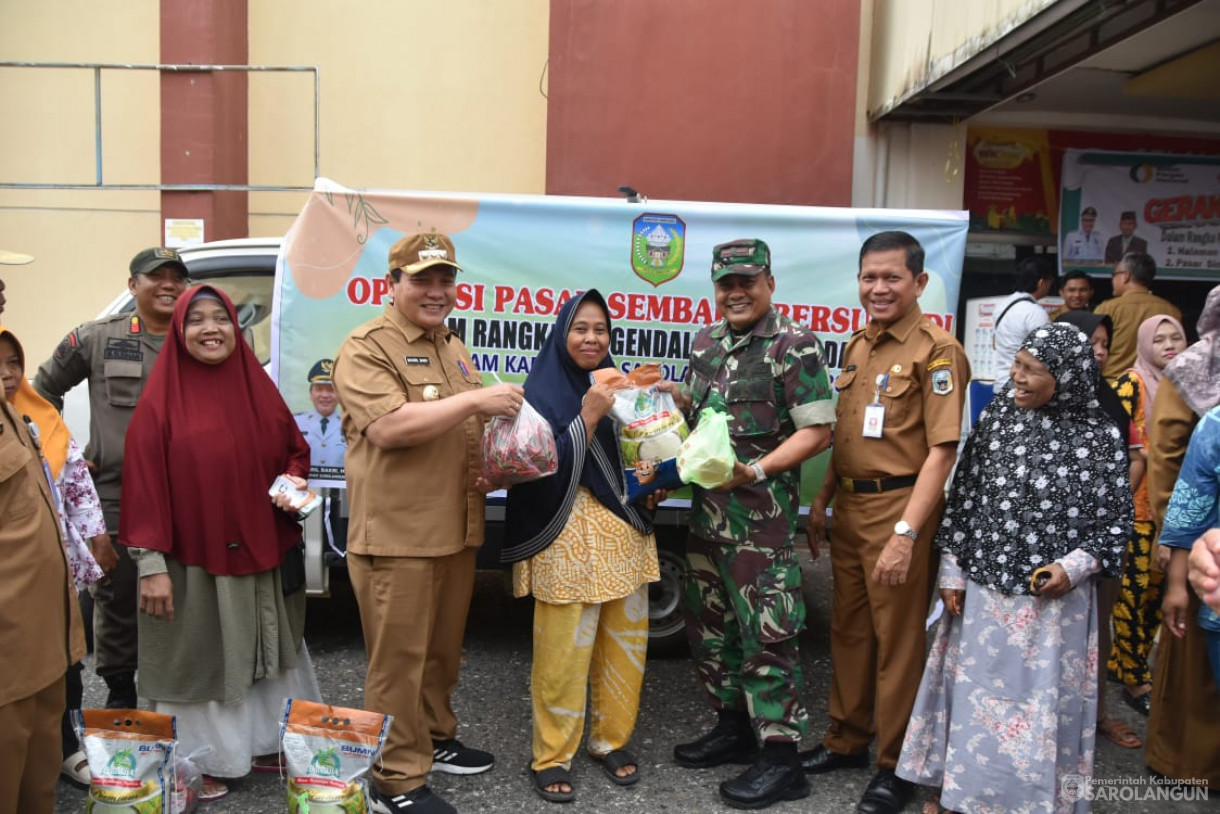 7 November 2023 - Penjabat Bupati Sarolangun Menghadiri Operasi Pasar Sembako Murah Di Ceria Toserba Sarolangun