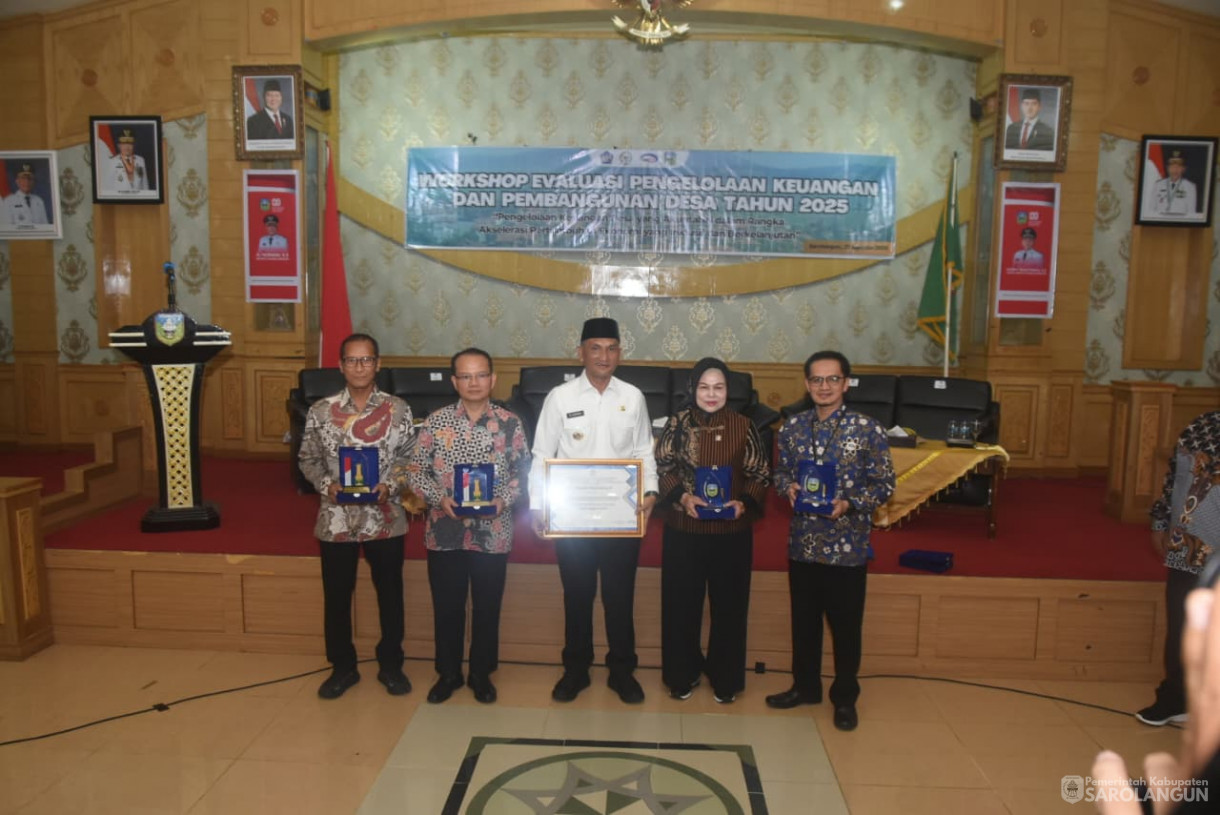 27 Agustus 2025&nbsp; Workshop&nbsp; Evaluasi Pengelolaan Keuangan dan Pembangunan Desa 2025 dari BPKP Provinsi Jambi Sekaligus Penyerahan Penghargaan kepada Bupati Tentang Penyaluran Dana Desa Tercepat Tahun 2025