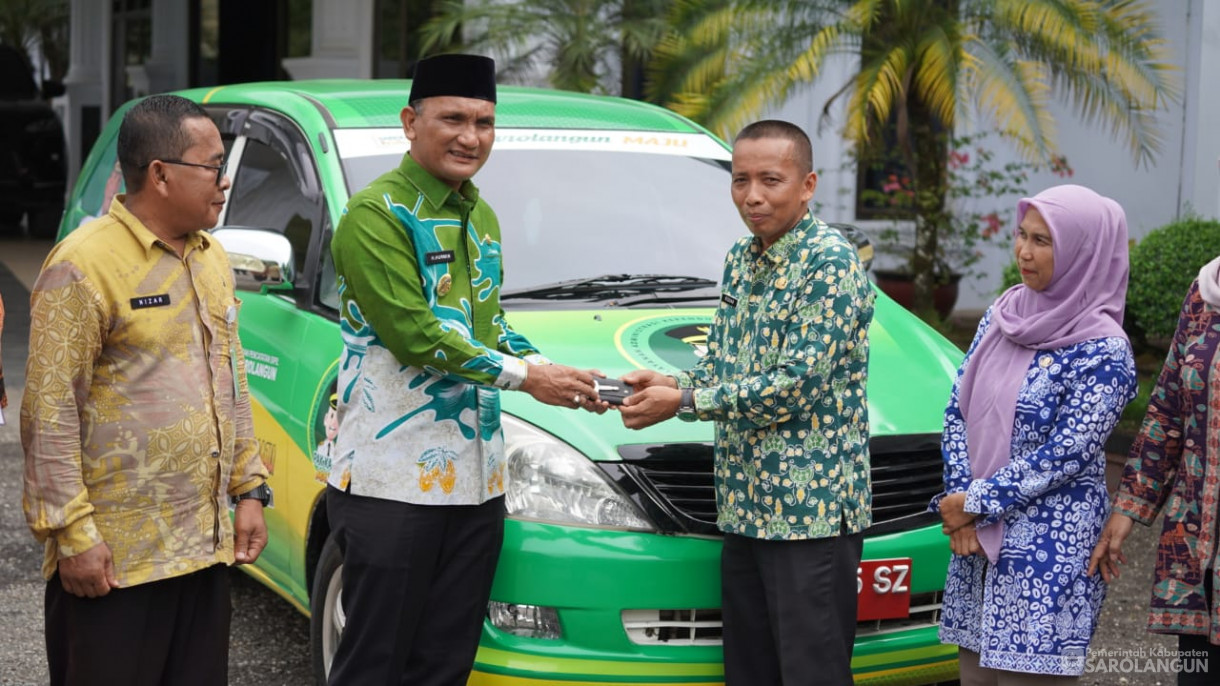 27 November 2025&nbsp; Penyerahan Satu Unit Mobil Operasional Pelayanan Administrasi Kependudukan Kelurahan dan Desa ke Diskdukcapil