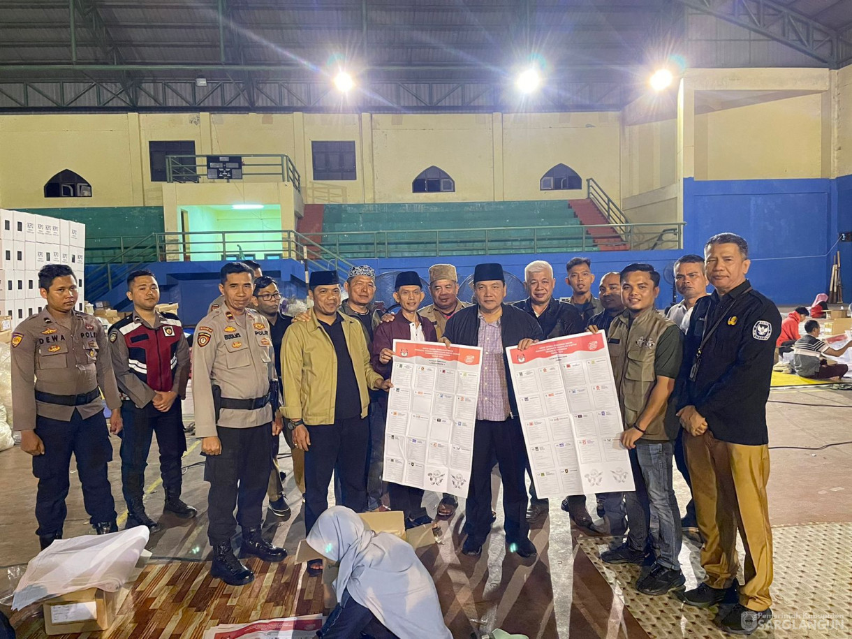 14 Januari 2024 - Meninjau Proses Persiapan Pemilu di Hari Terakhir Pelipatan Kertas Surat Suara KPU di Gor Tenis Gudang Logistik KPU Sarolangun