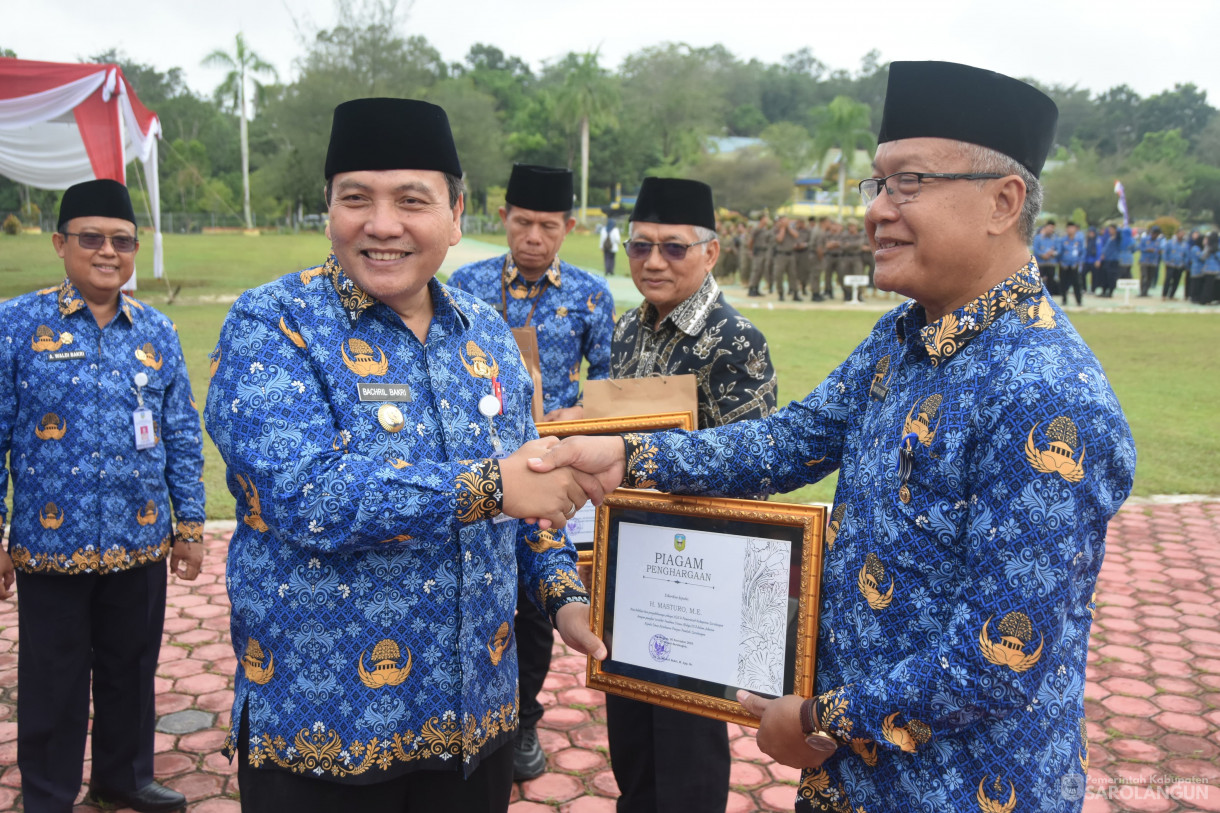 30 November 2023 - Upacara HUT KORPRI Ke 52 Sekaligus Penyerahan Bantuan JKM dan Beasiswa Di Lapangan Gunung Kembang Sarolangun