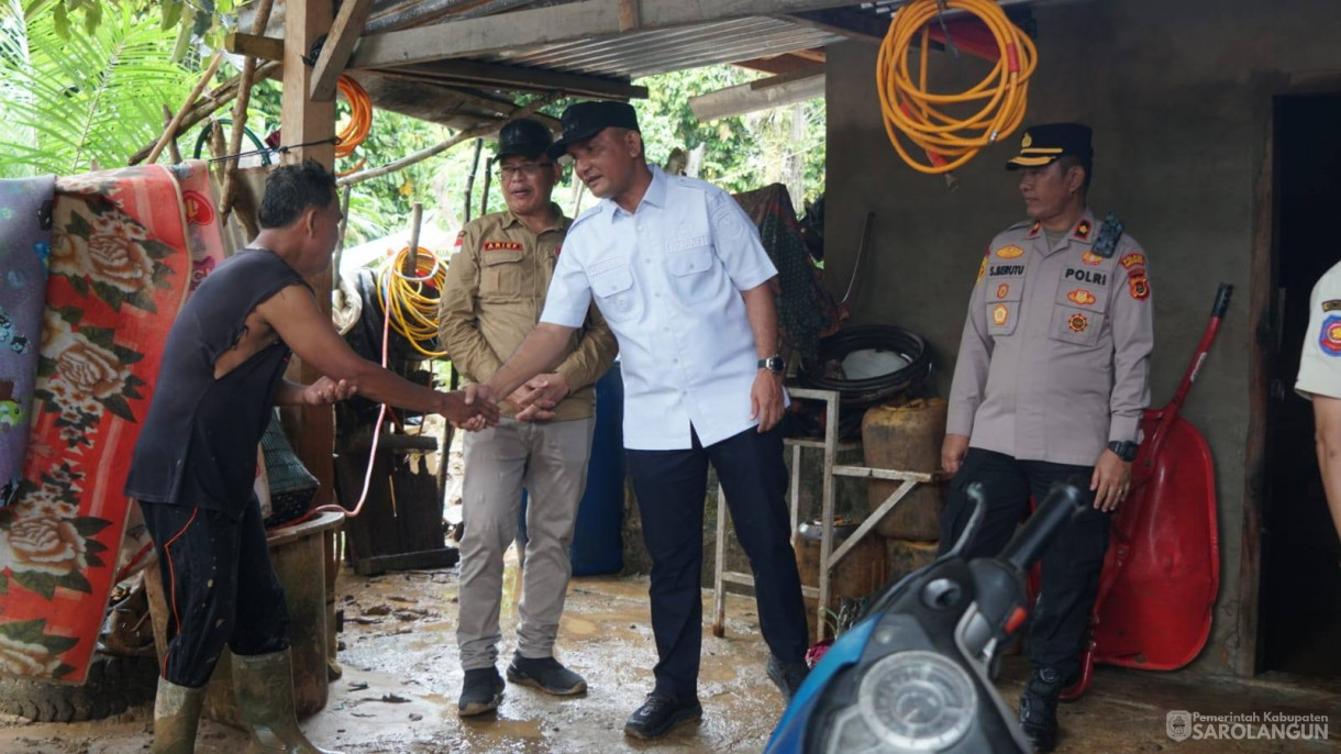 29 April 2026 Bupati Sarolangun melakukan peninjauan jembatan putus, serta menyerahkan bantuan terhadap korban terdampak banjir di Kecamatan Bathin VIII
