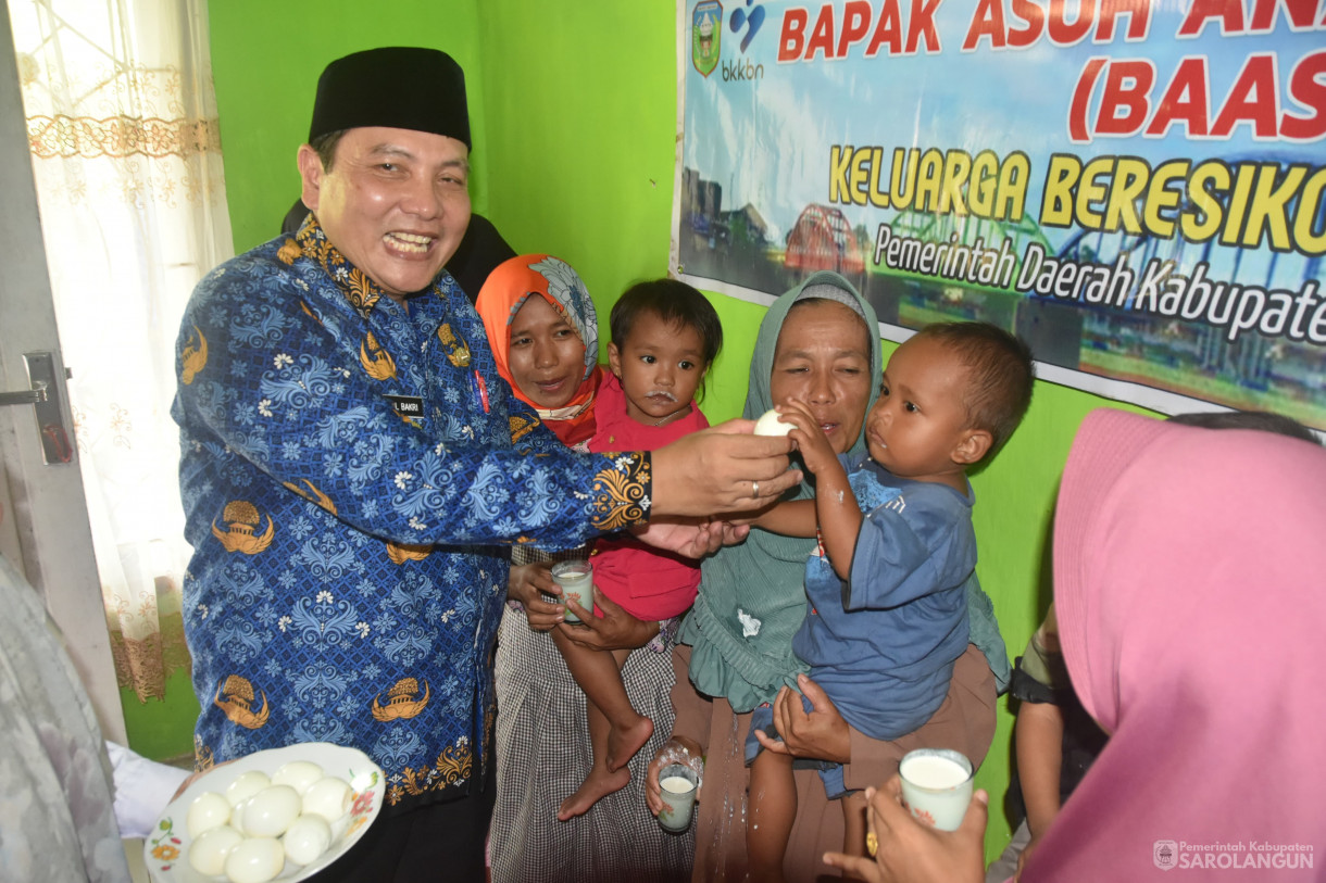 17 April 2024 - Penyerahan Bantuan Untuk Keluarga Berisiko Stunting Dari Bapak Asuh Anak Stunting Di Desa Pekan Gedang, Penyerahan Bantuan Sosial Penanganan Kemiskinan 