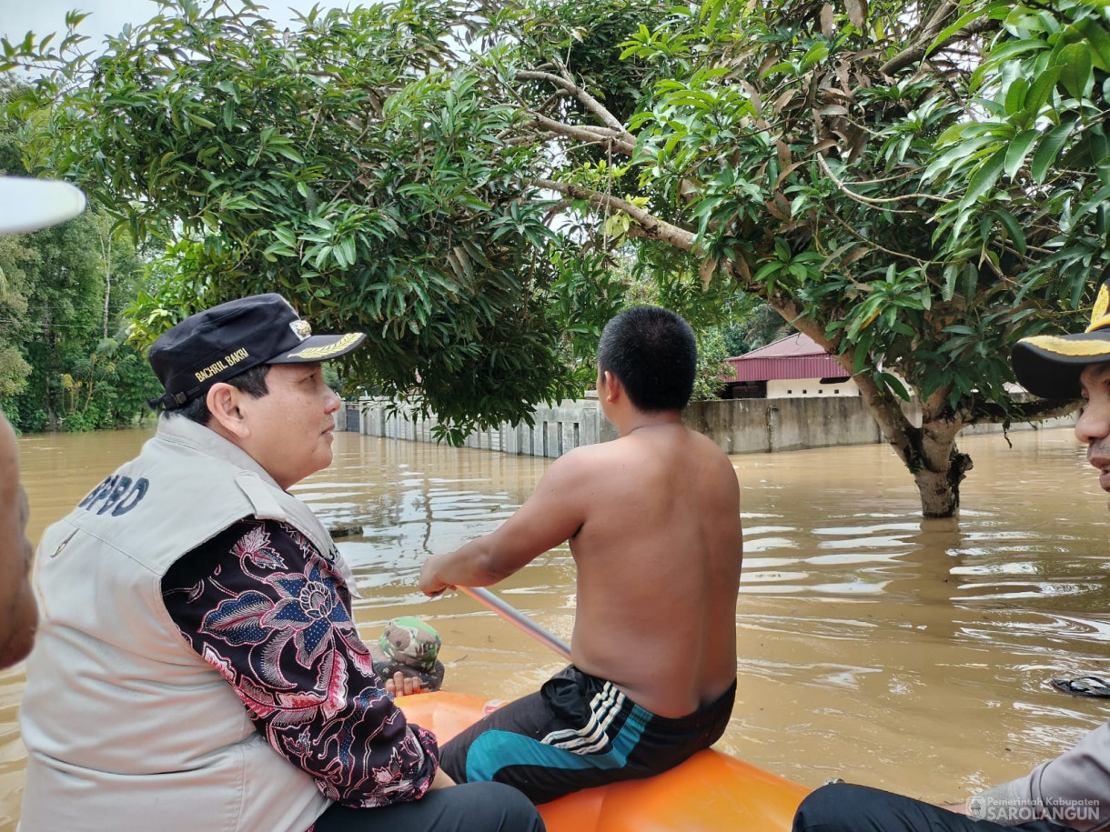 12 Januari 2024 - Meninjau Lokasi Terdampak Banjir Di Desa Teluk Kecimbung Dan Memberikan Bantuan Di Kecamatan Bathin VIII