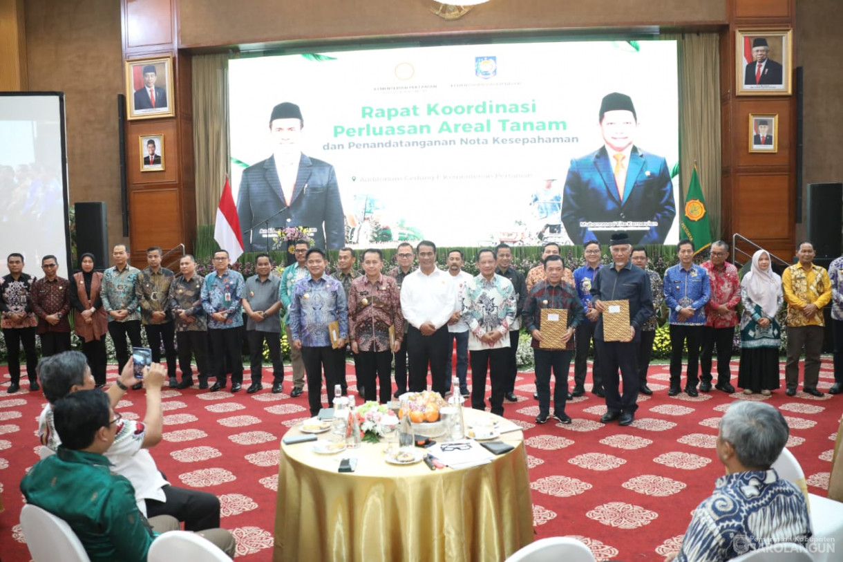 7 Juni 2024 -&nbsp;Rakor Pembahasan Perluasan Areal Tanam Sekaligus Penandatangan Nota Kesepahaman Antar Menteri Pertanian dengan Menteri Dalam Negeri di Auditorium Kementan Jakarta