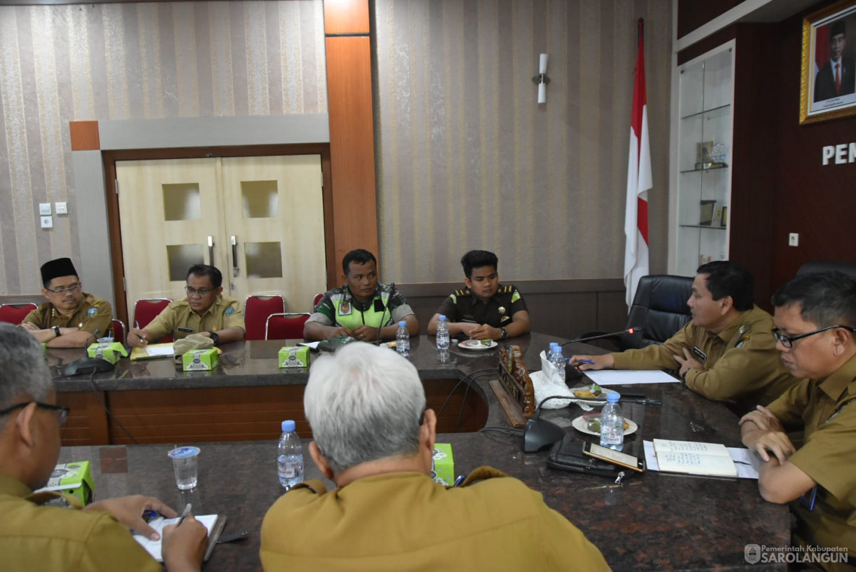 16 Oktober 2023 - Penjabat Bupati Sarolangun Menghadiri Rapat TPID Via Zoom Meeting di Ruang Pola Utama Kantor Bupati Sarolangun