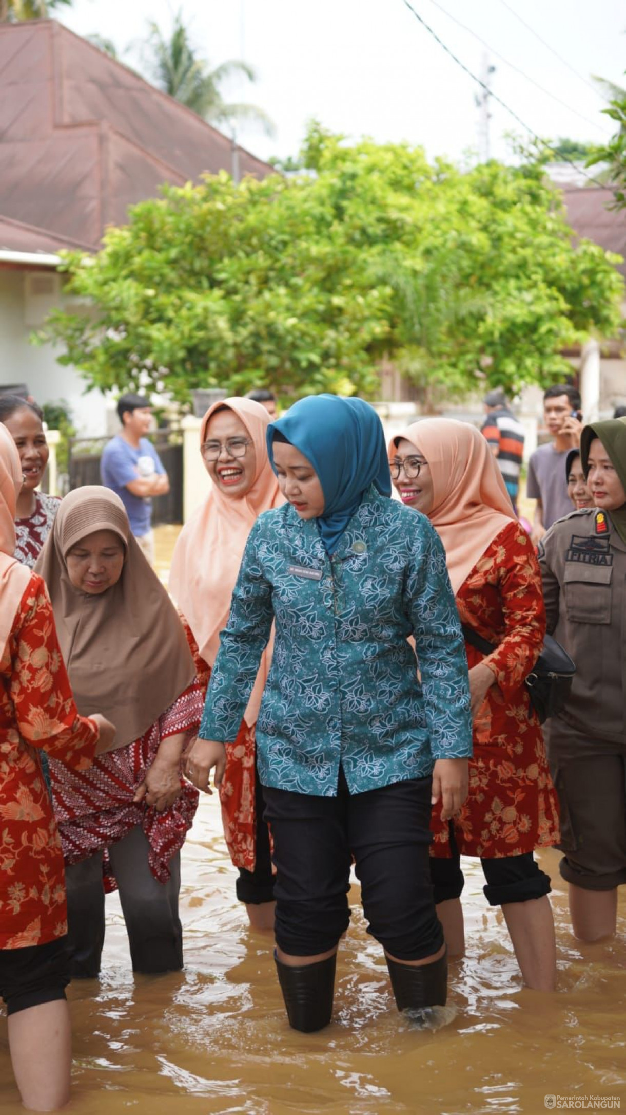 13 Januari 2024 - Ibu Penjabat Bupati Sarolangun selaku Ketua TP PKK beserta rombongan meninjau korban banjir di Kecamatan Sarolangun