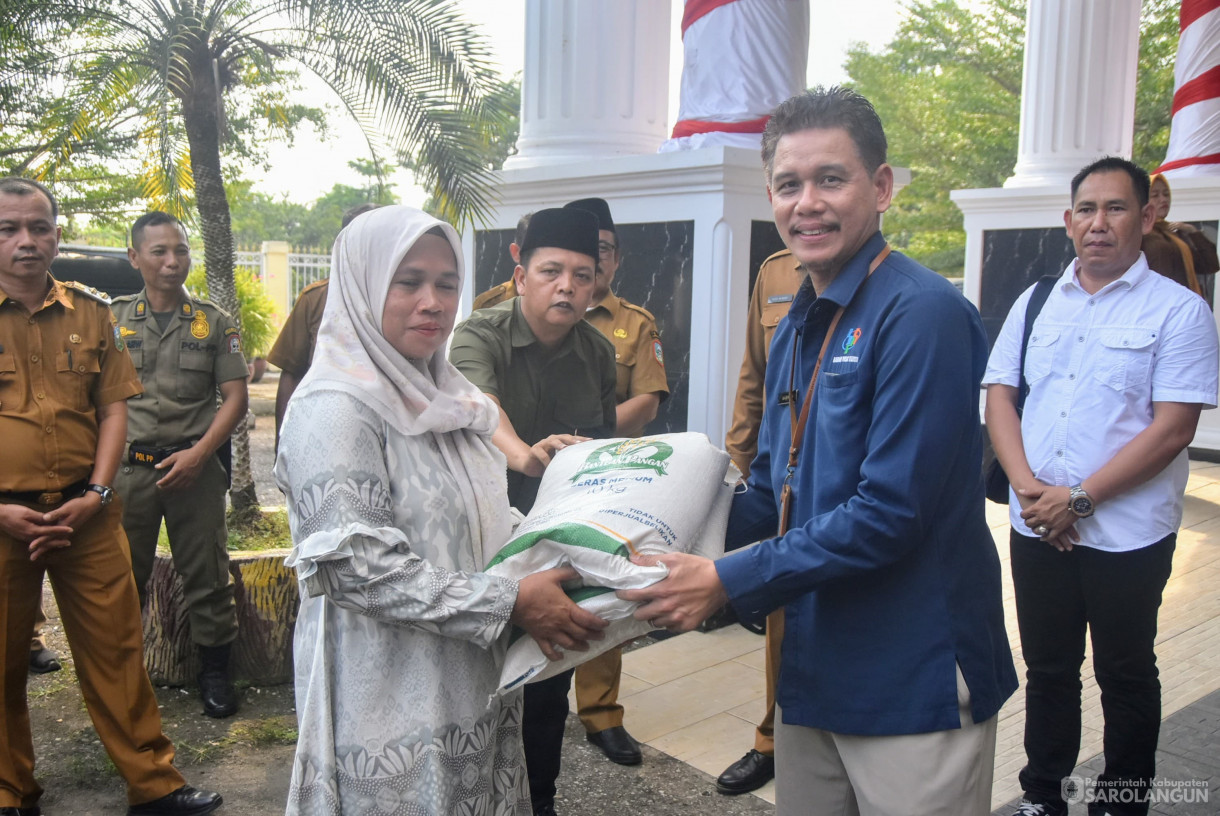 28 Juli 2025 - Launching Penyaluran Cadangan Beras Pemerintah Untuk Bantuan Pangan di Halaman Kantor Bupati Sarolangun