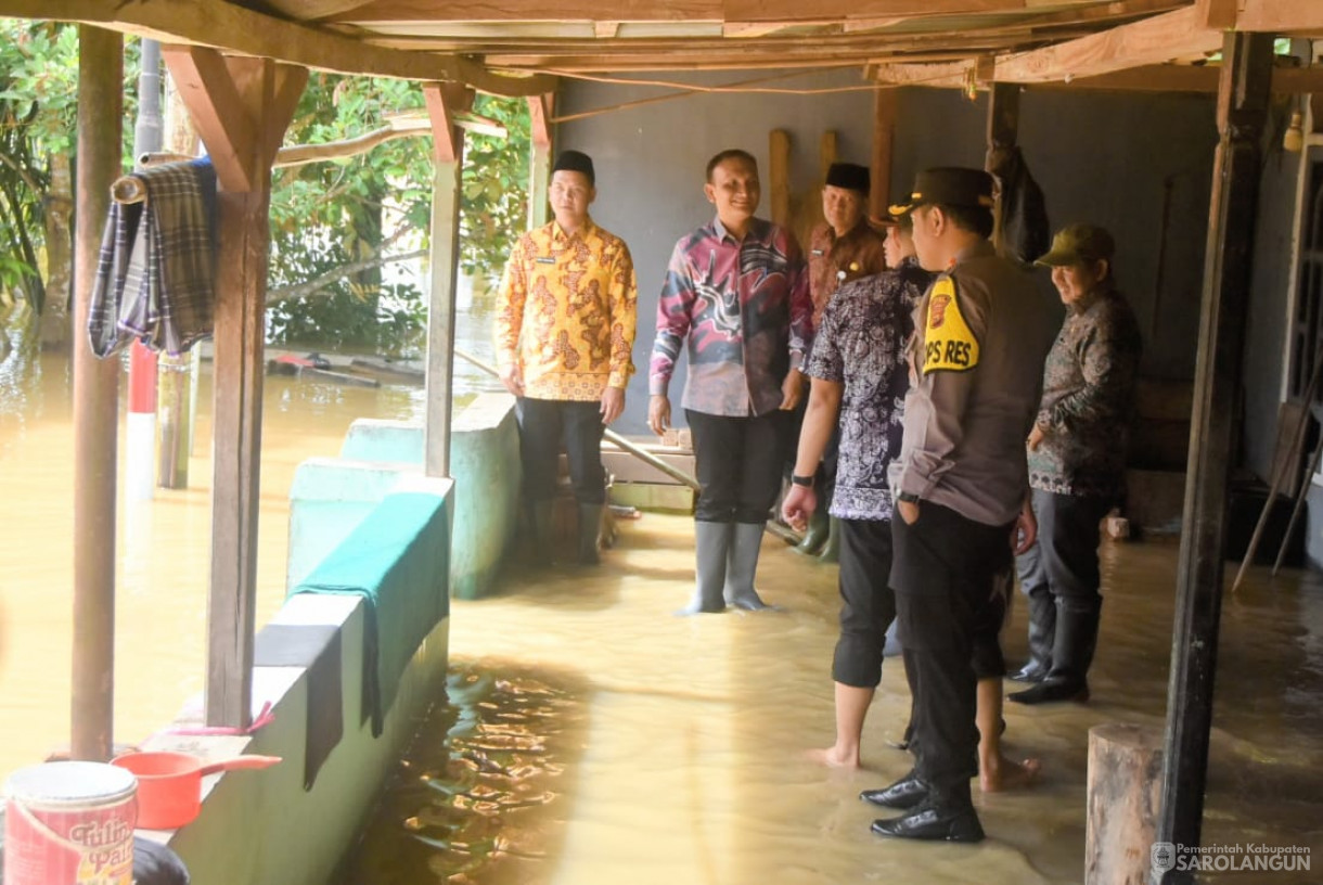 6 Maret 2025 - Peninjauan Lokasi Banjir dan Penyerahan Bantuan Bagi Korban Terdampak Banjir di Kecamatan Mandiangin&nbsp;