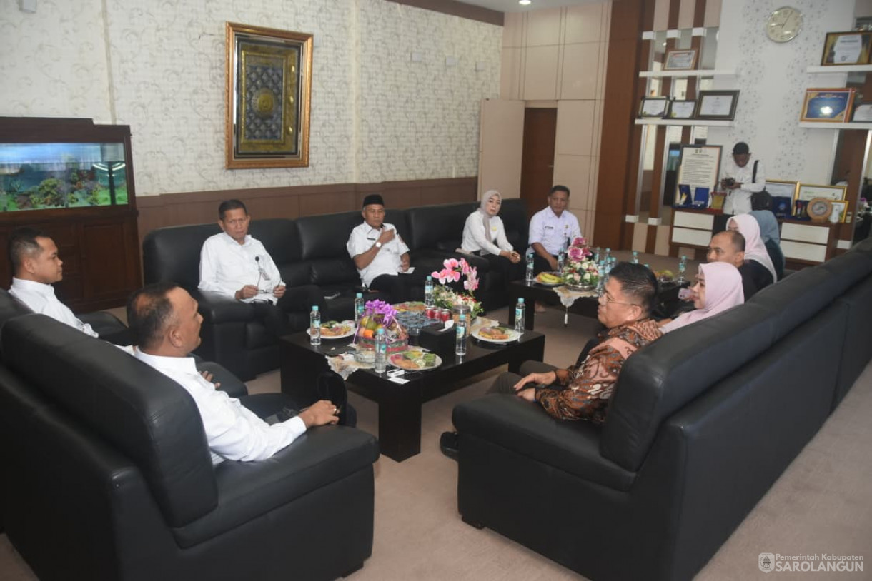 15 Oktober 2025 Pertemuan dan Audiensi CEO Bank BSI Regional 3 Palembang Ari Yusnairi Muslim dengan Pemerintah Kabupaten Sarolangun di Ruang Kerja Bupati Sarolangun