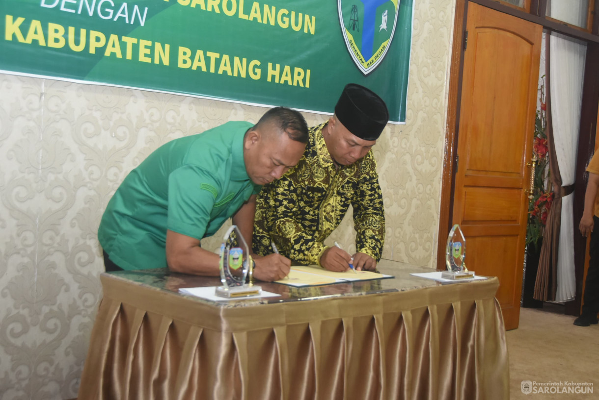 8 Agustu 2025 - Penandatanganan Kerjasama Antara Pemerintah Kabupaten Sarolangun dengan Pemerintah Kabupaten Batanghari di Rumah Dinas Bupati Sarolangun