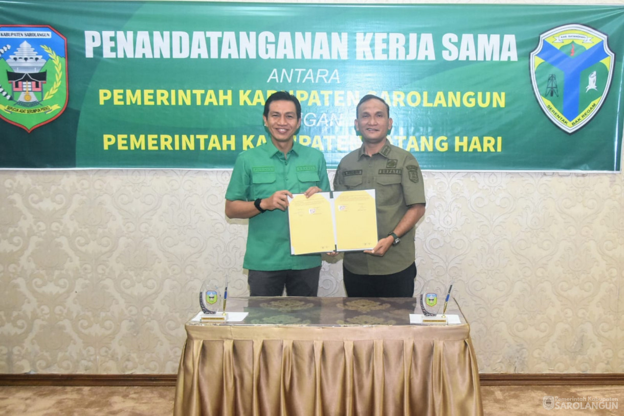8 Agustu 2025 - Penandatanganan Kerjasama Antara Pemerintah Kabupaten Sarolangun dengan Pemerintah Kabupaten Batanghari di Rumah Dinas Bupati Sarolangun