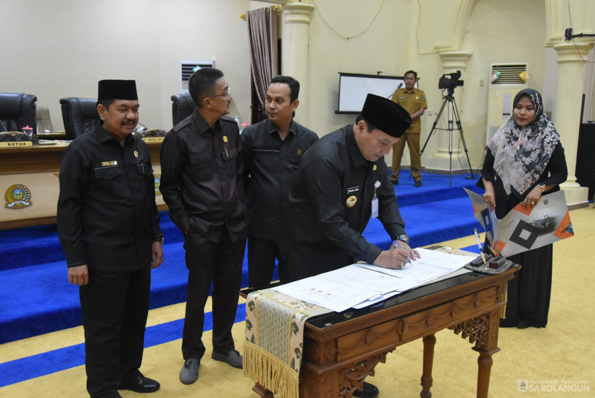 18 September 2023 - Penjabat Bupati Sarolangun Menghadiri Rapat Paripurna Tingkat 2 di Gedung DPRD Kabupaten Sarolangun