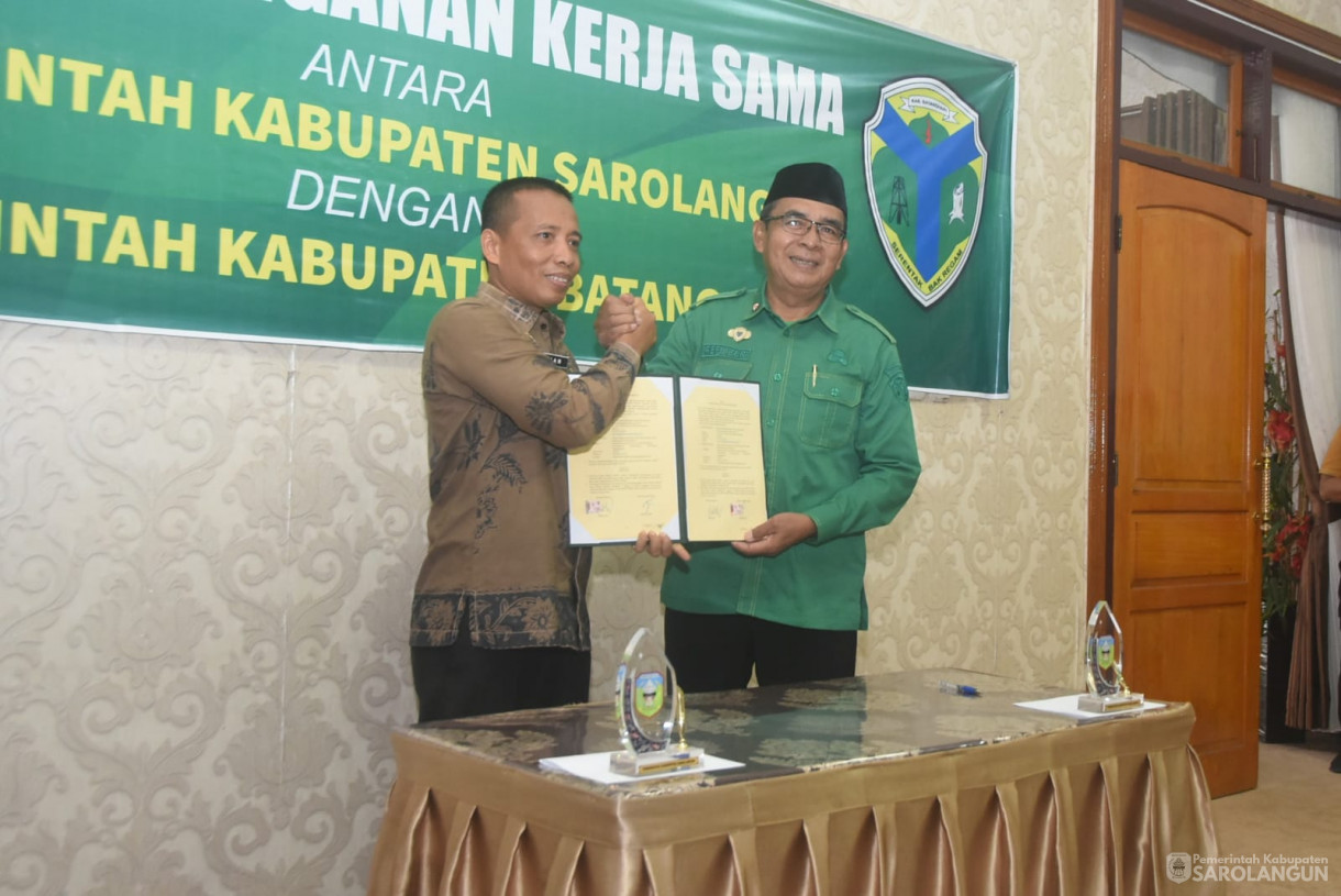 8 Agustu 2025 - Penandatanganan Kerjasama Antara Pemerintah Kabupaten Sarolangun dengan Pemerintah Kabupaten Batanghari di Rumah Dinas Bupati Sarolangun