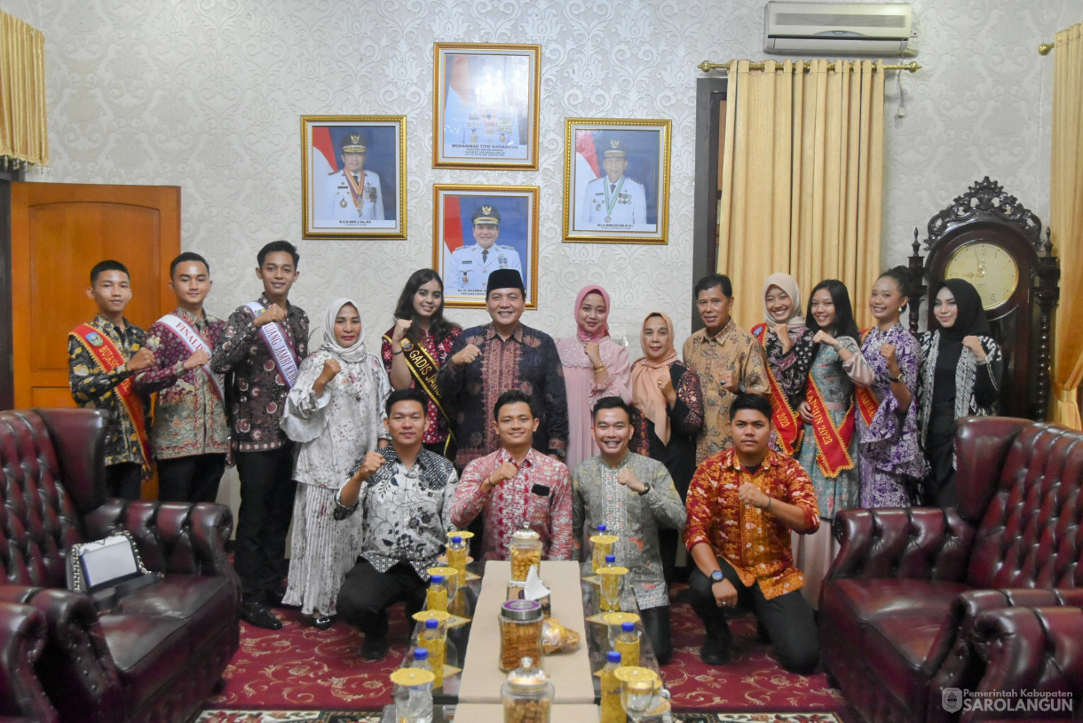 1 Juni 2024 -&nbsp;Makan Malam Bersama Finalis Bujang Gadis Kota Jambi Asal Sarolangun di Rumah Dinas Bupati Sarolangun