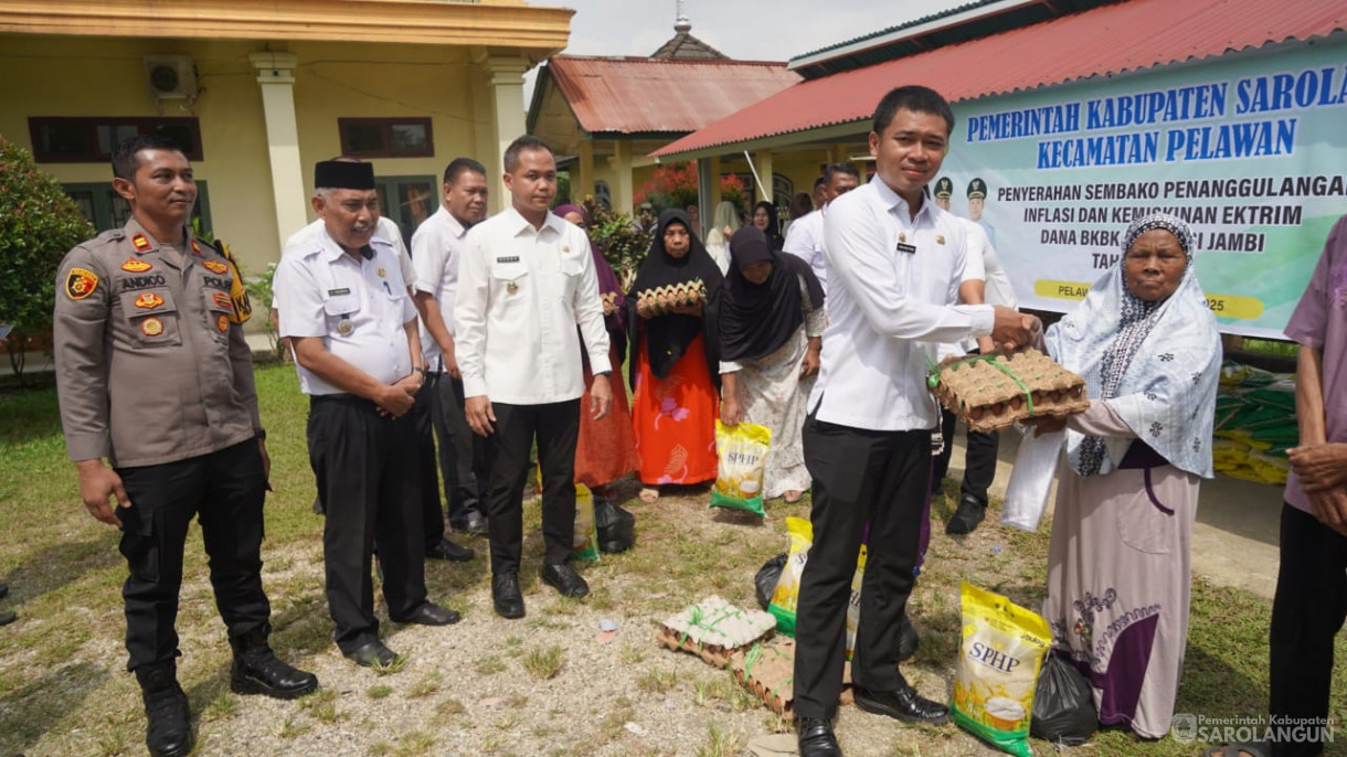 5 November 2025 Penyerahan Sembako Penanggulangan Inflasi dan Kemiskinan Ekstrin