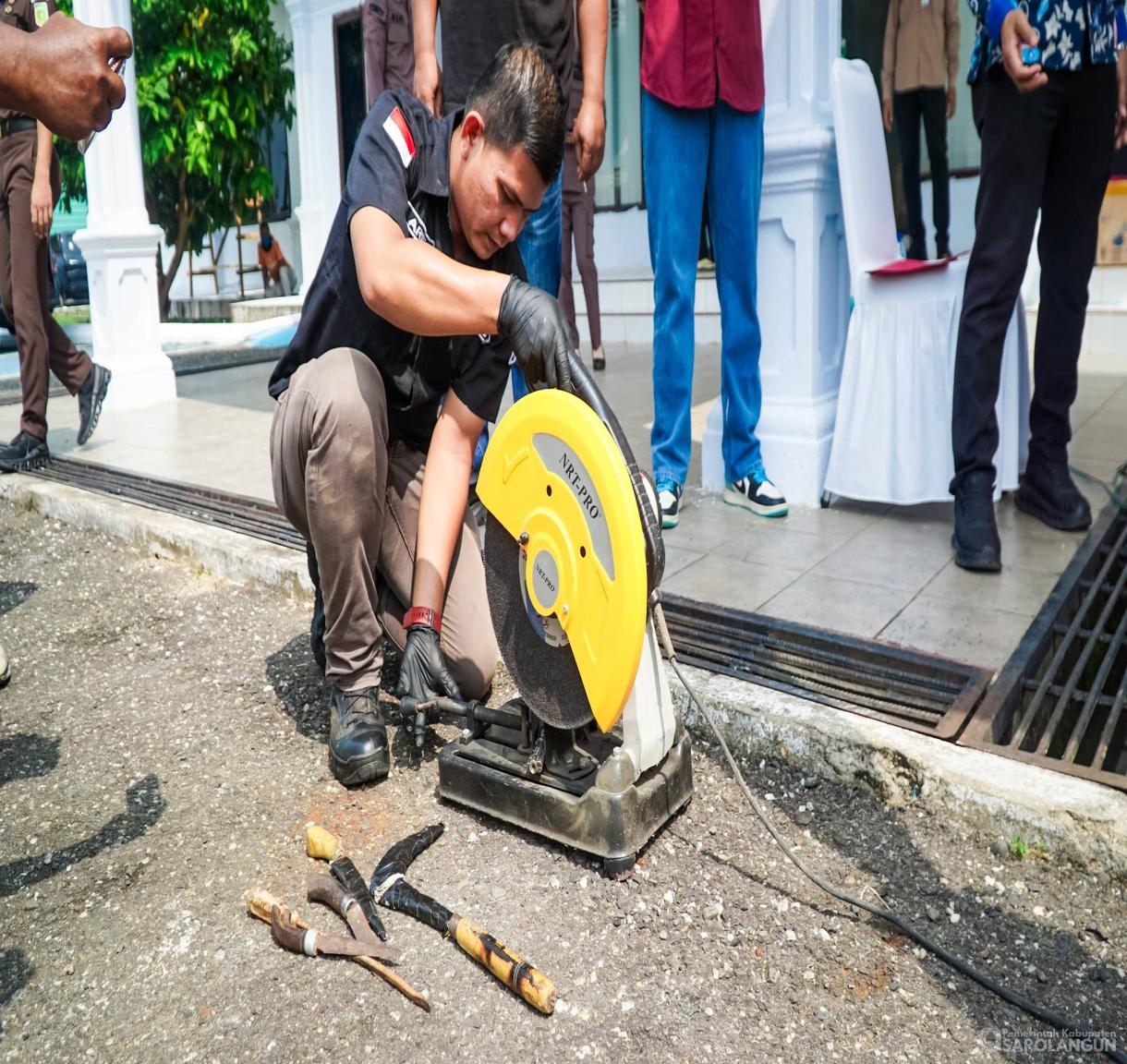 4 Juni 2026 Bupati Sarolangun menghadiri Pemusnahan Barang Bukti Narkotika, Senjata Tajam, dan Pakaian bertempat di Halaman Kantor Kejaksaan Negeri Sarolangun