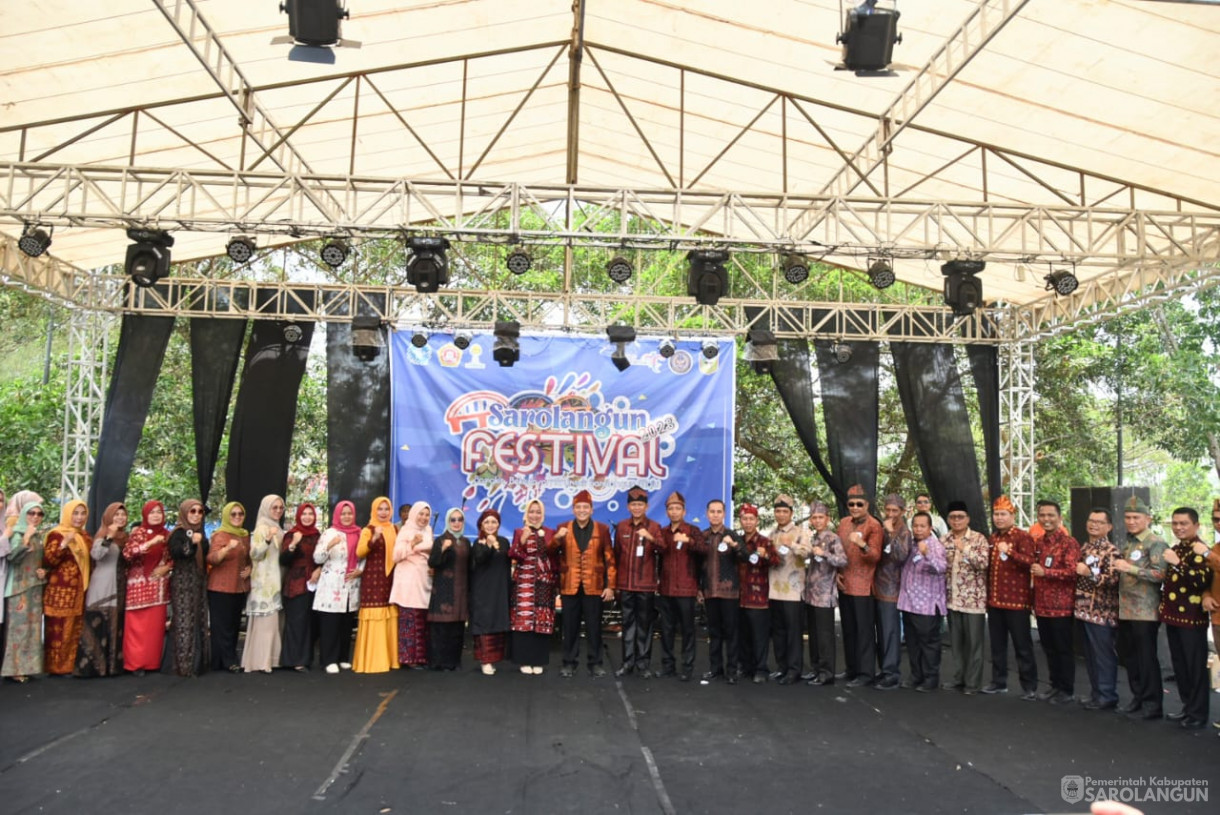 10 Oktober 2023 - Penjabat Bupati Sarolangun Menghadiri Lomba Fashion Show Batik Daerah Jambi Di Panggung Utama Koni Sport Centre Sarolangun