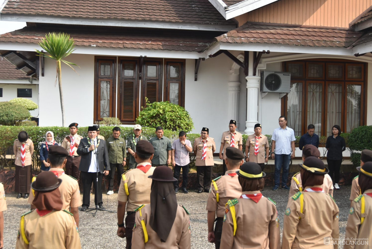 16 September 2023 - Penjabat Bupati Sarolangun Melakukan Pelepasan Anggota Pramuka di Rumah Dinas Bupati Sarolangun