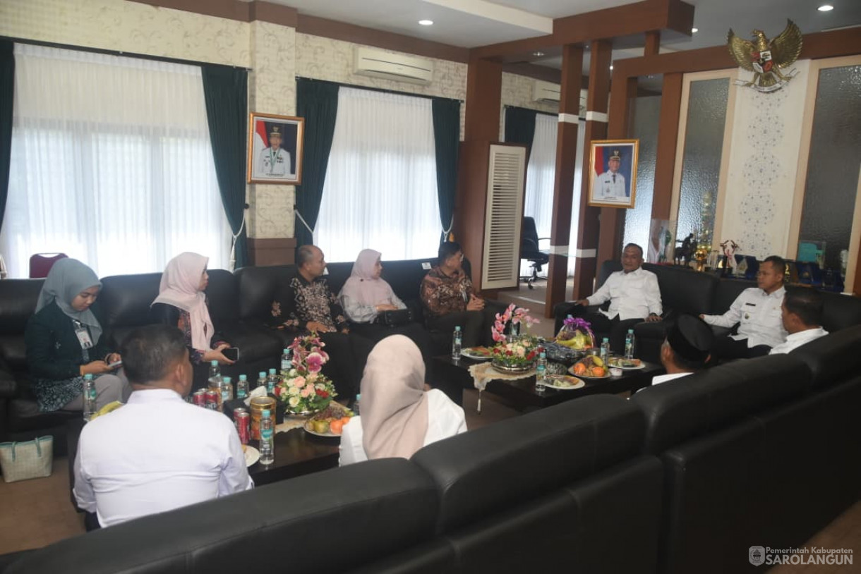 15 Oktober 2025 Pertemuan dan Audiensi CEO Bank BSI Regional 3 Palembang Ari Yusnairi Muslim dengan Pemerintah Kabupaten Sarolangun di Ruang Kerja Bupati Sarolangun