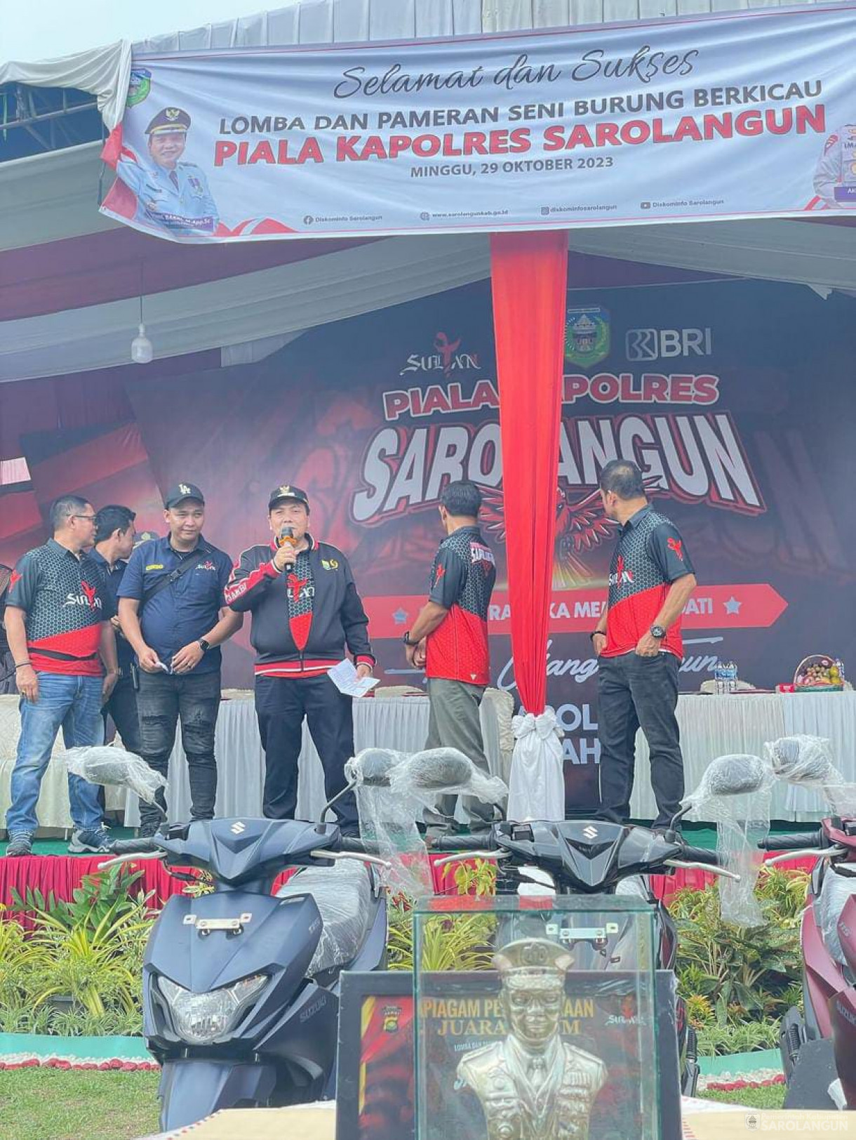 29 Oktober 2023 - Penjabat Bupati Sarolangun Menghadiri Lomba Dan Pameran Seni Burung Berkicau Piala Kapolres Di Lapangan Polsek Sarolangun