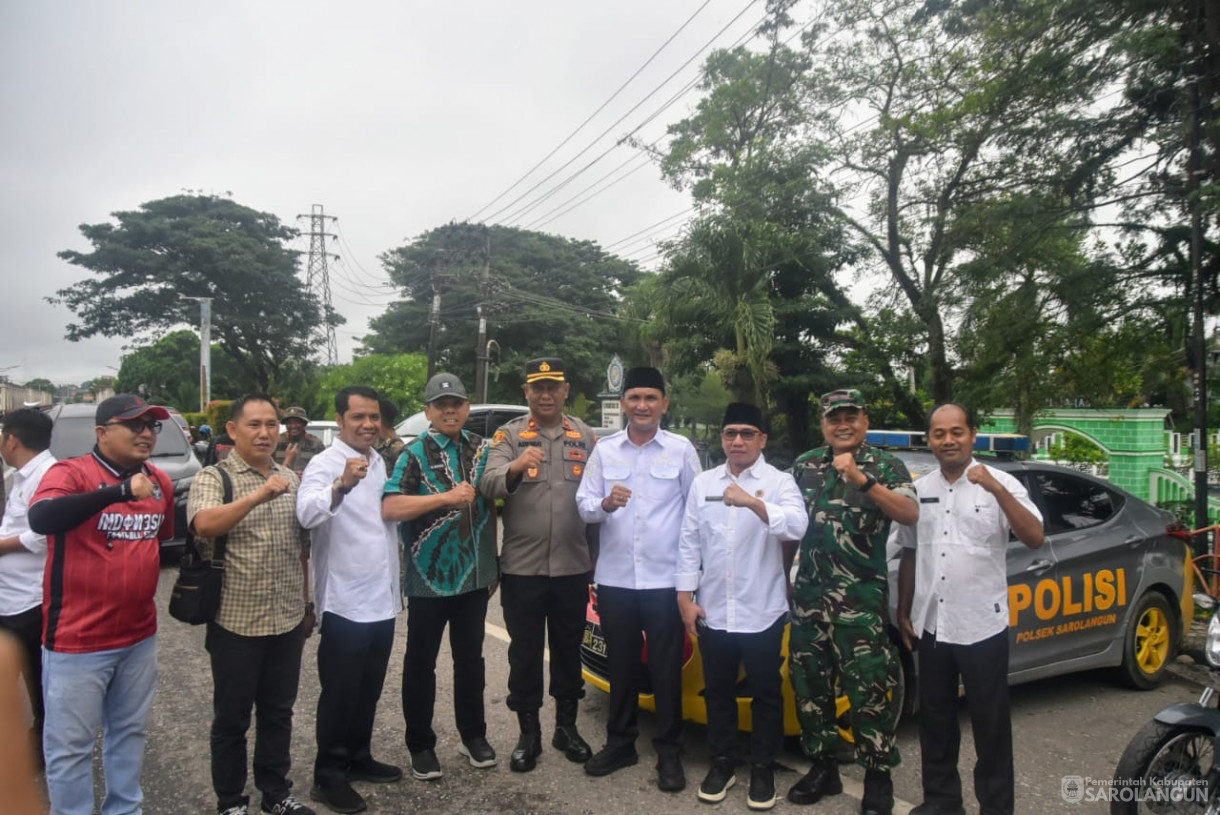 13 Agustus 2025 - Pembagian Bendera Merah Putih Kepada Masyarakat Dalam Rangka HUT RI Ke 80 di Depan Bank Jambi