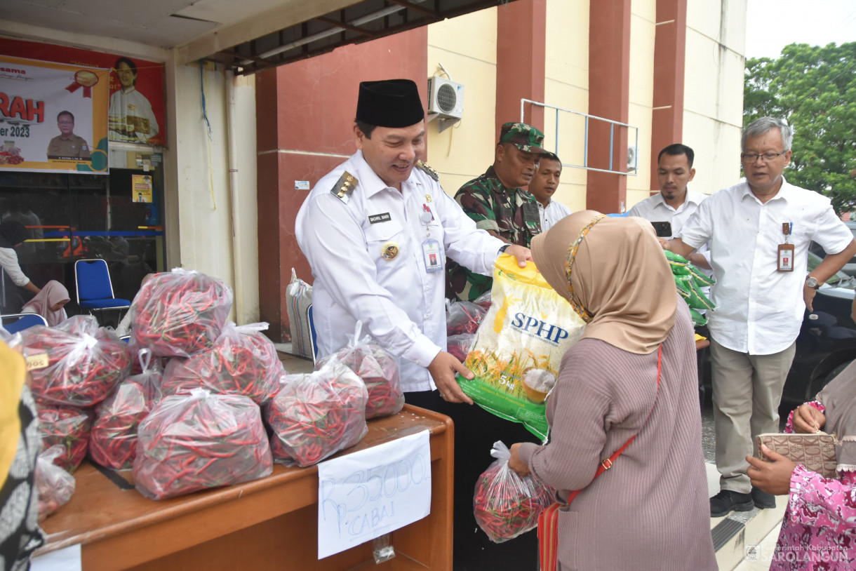 8 November 2023 - Penjabat Bupati Sarolangun Melaksanakan Gerakan Operasi Pasar Sembako Murah Hari Ke 2 Penanganan Inflasi Di Ceria Toserba Sarolangun