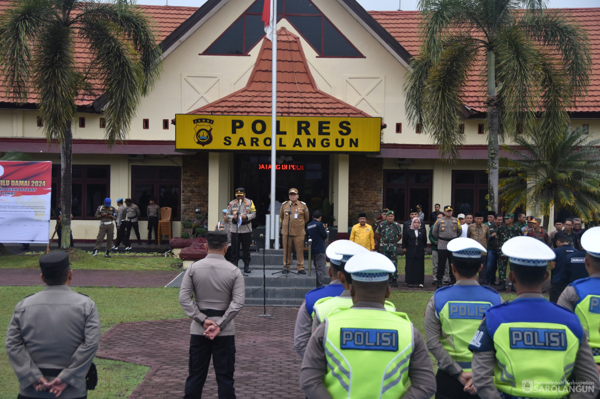 25 November 2023 - Apel Kebangsaan Dan Deklarasi Pemilu
Damai 2024 Wujudkan Pemilu Yang Aman, Damai, Sejuk Dan Bermartabat Di Kabupaten
Sarolangun Dan Penandatangan Deklarasi Pemilu Damai Dilapangan Polres
Sarolangun