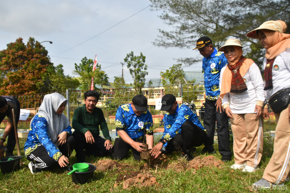 16 Desember 2023 – Jalan Santai Dalam Rangka Hut Korpri Ke 52 Dan Hari Korupsi Dunia, Penanaman Pohon Pelindung Dalam Rangka Hut Dharmawanita Ke 24 Di Lapangan Gunung Kembang Sarolangun