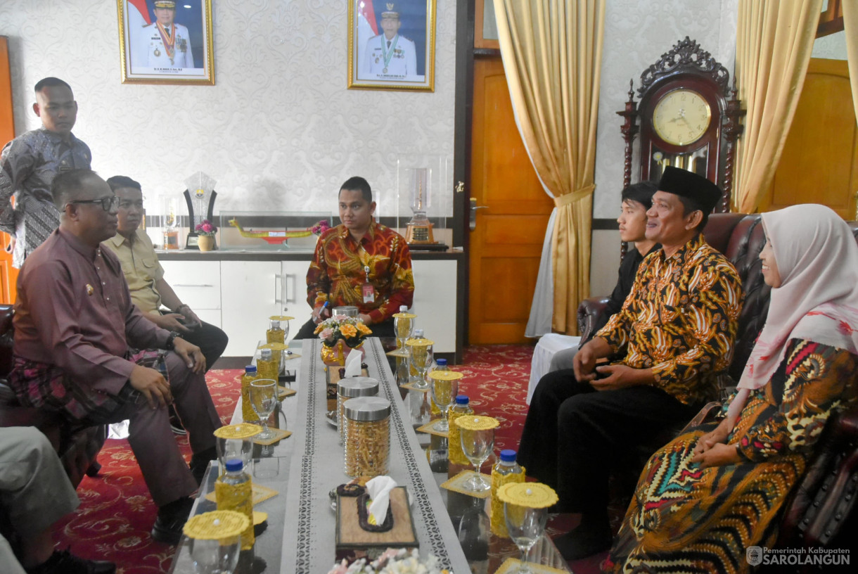 11 Oktober 2024 - Sarapan Pagi Dan Pertemuan Dengan PJU Kapolda Jambi, Ketua Bawaslu, Mahasiswa, Masyarakat Desa Sekamis di Rumah Dinas Bupati Sarolangun