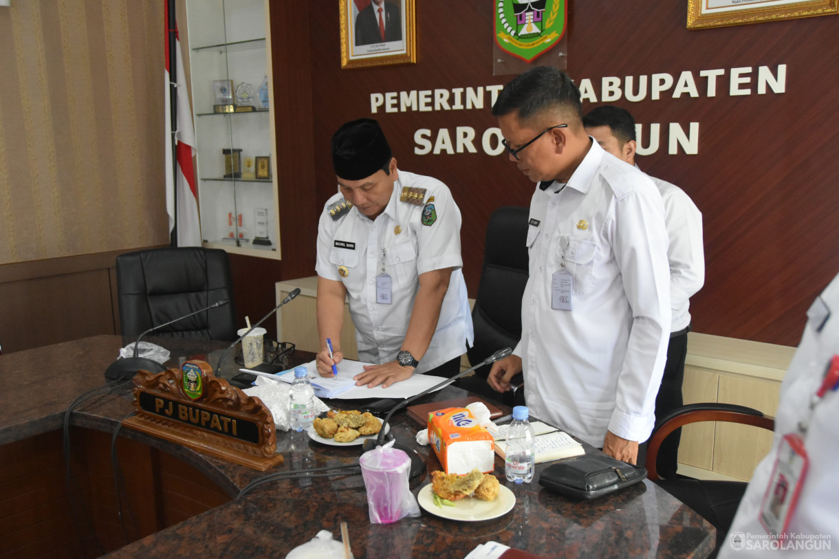 15 November 2023 - Penjabat Bupati Sarolangun Melakukan Penandatanganan Kerjasama Antara Pemkab Sarolangun Dengan Universitas Unja Di Ruang Pola Utama Kantor Bupati Sarolangun