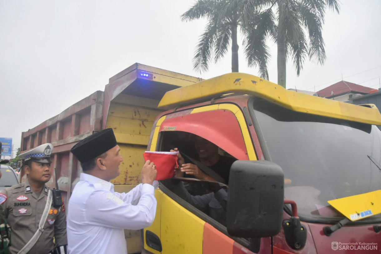 13 Agustus 2025 - Pembagian Bendera Merah Putih Kepada Masyarakat Dalam Rangka HUT RI Ke 80 di Depan Bank Jambi