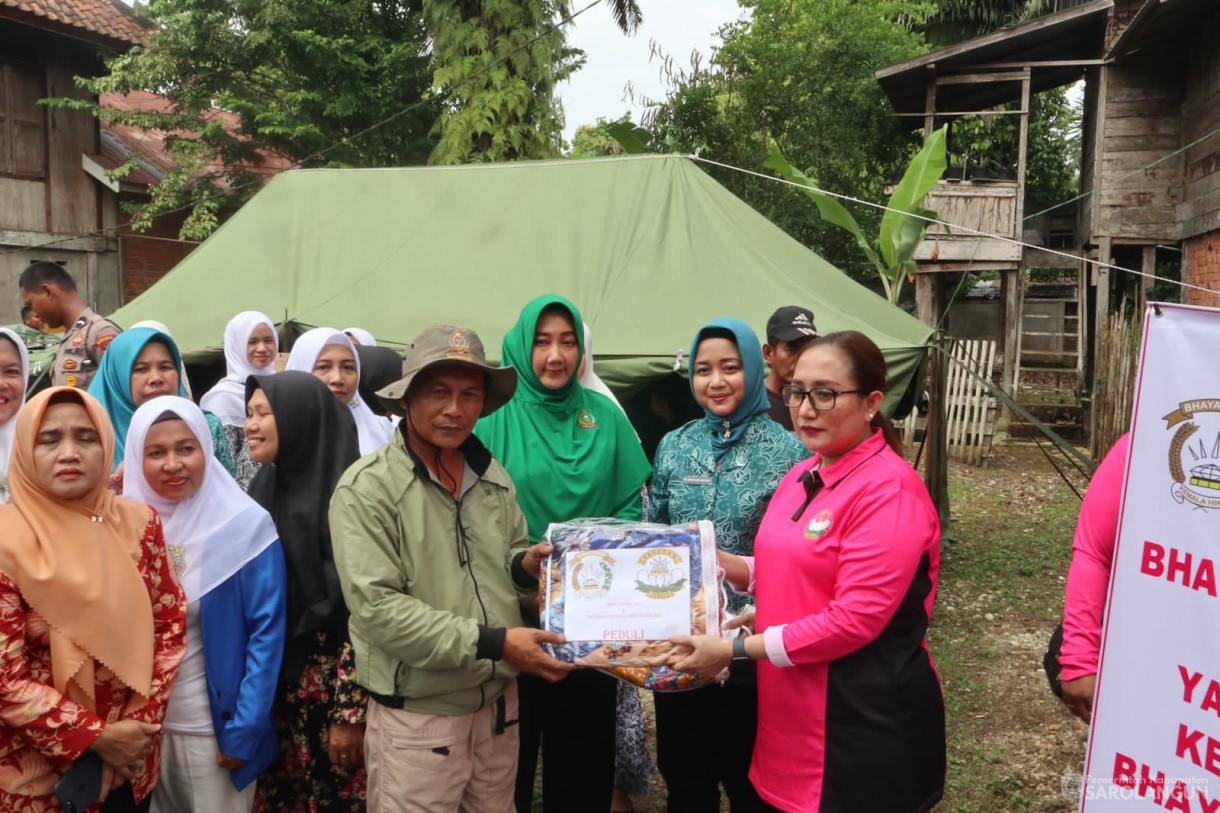 15 Januari 2024 -&nbsp;&nbsp;Ibu Penjabat Bupati Sarolangun selaku Ketua TP PKK dan GOW Kab.Sarolangun Meninjau 5 Kecamatan Korban Banjir di Kab.Sarolangun