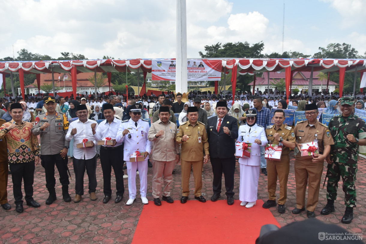 23 Juli 2024 - Pengukuhan Dan Penyerahan SK Perpanjangan Kepala Desa Dan BPD SeKabupaten Sarolangun Dan Launching Pembagian 10 Juta Bendera Merah Putih Dalam Rangka Hut Republik Indonesia Ke 79 Tahun 2024 Bertempat di Lapangan Gunung Kembang Sarolangun