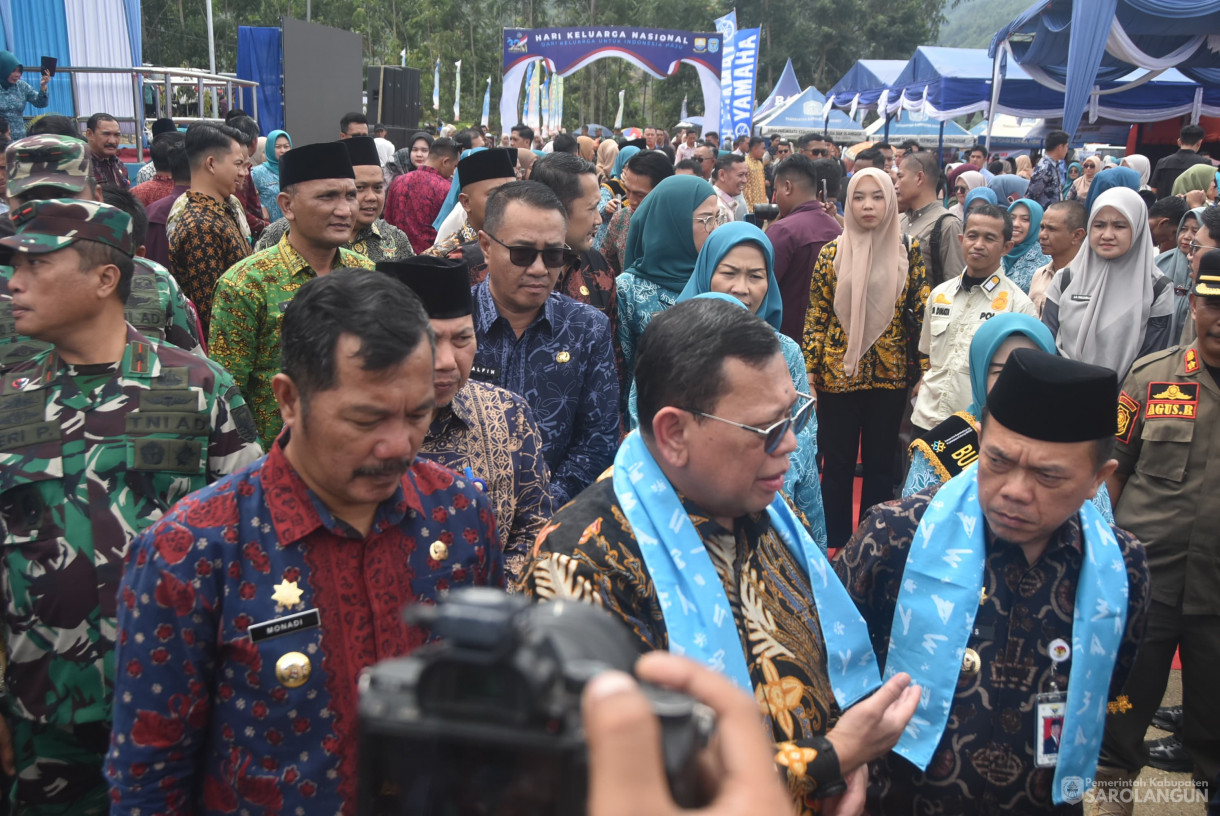31 Juli 2025 - Peringatan Puncak Hari Keluarga Nasional Ke 32 Tingkat Provinsi Jambi Sekaligus Pengukuhan AyahBunda Genre Provinsi dan Kabupaten Kota di Halaman Kantor Bupati Kerinci