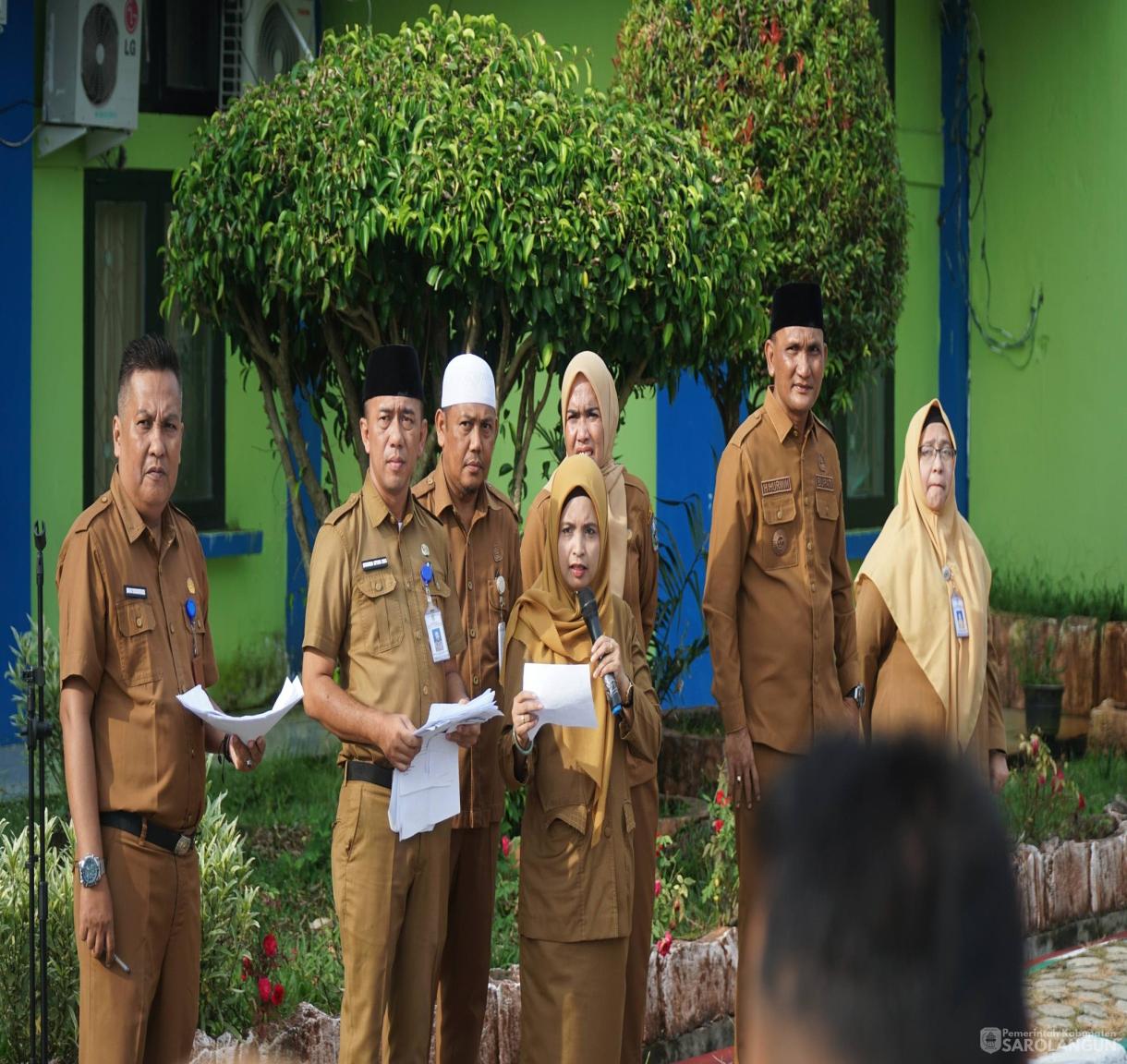 25 Mei 2026 Bupati Sarolangun Memimpin Apel Pagi di RSUD Chatib Quzwein Serta Memberikan Arahan Kepada Seluruh Pegawai Agar Terus Meningkatkan Disiplin dan Tanggung Jawab
