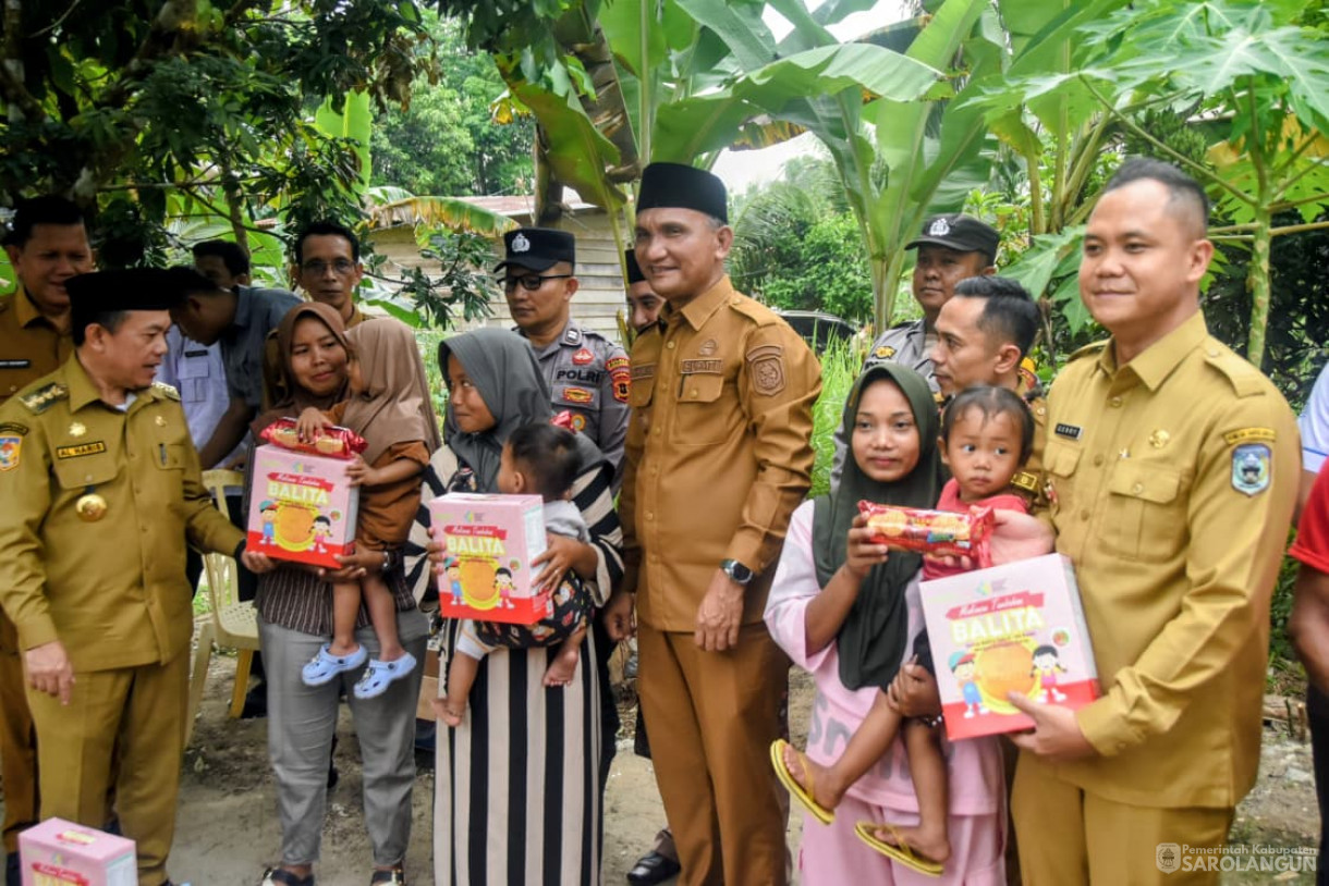 6 Oktober 2025&nbsp; Pemberian Bantuan dan Meninjau Anak dan Keluarga yang terdampak Stunting Kategori Masyarakat Miskin Ekstrem di Desa Pelawan Jaya Kecamatan Pelawan Belakang Kantor Desa Pelawan Jaya