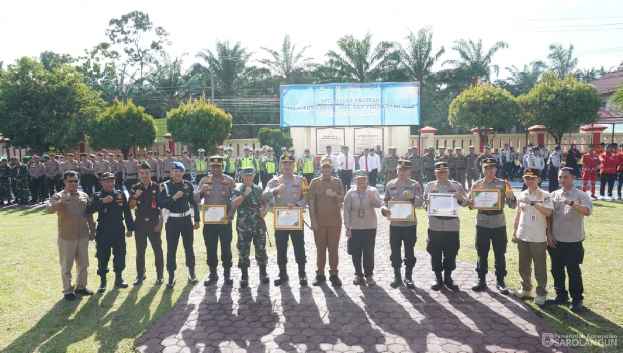 Apel Gelar Pasukan Dalam Rangka Operasi Lilin Tahun 2025 Sekaligus Memberikan Penghargaan dari Bapak Bupati Kepada 4 Pejabat Polres Sarolangun