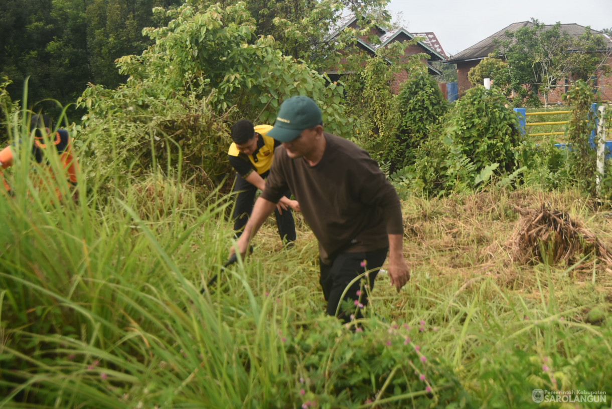 23 Mei 2025 - Bupati Sarolangun ikut Gelar Karya Bakti Bersama Kodim 0420 Sarko