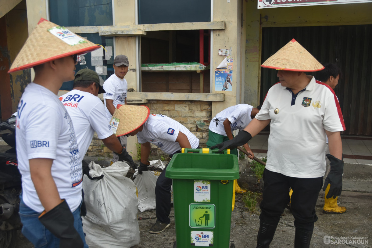 22 Desember 2023 - Pelaksanaan Program BRI Peduli Jaga Sungai Jaga Kehidupan Di Samping Kantor Lurah Pasar Sarolangun