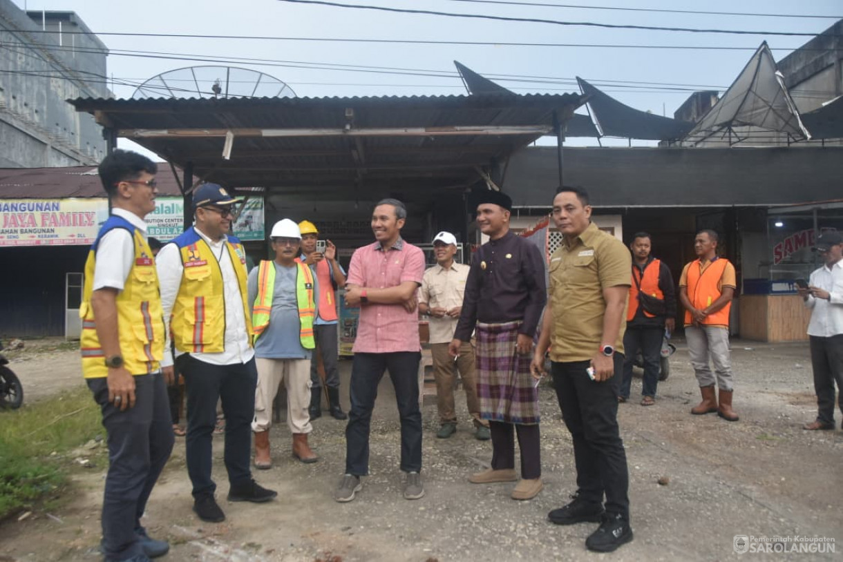 7 Oktober 2025&nbsp; Meninjau Pembangunan Jalan di Kecamatan Singkut