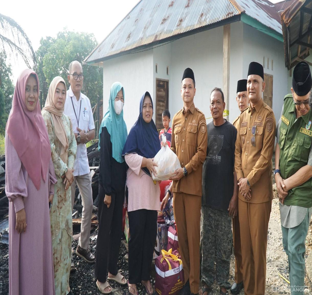 19 Mei 2026 Penyerahan Bantuan untuk Korban Terdampak Kebakaran di samping SMKN 4 Sarolangun