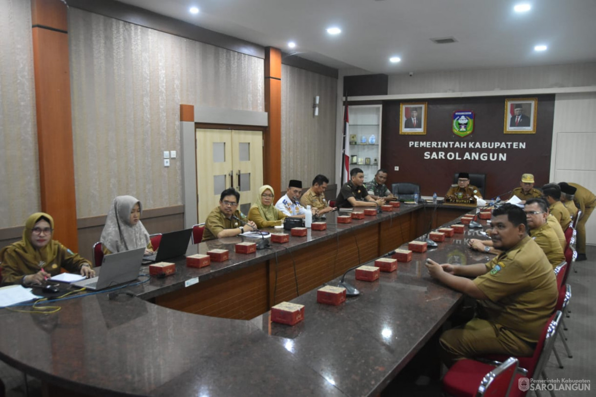 5 Februari 2024 - Rapat TPID Via Zoom Meeting Di Ruang Pola Utama Kantor Bupati Sarolangun