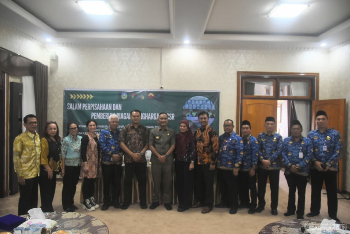 8 Desember 2025&nbsp; Bupati Sarolangun Hurmin Berikan Piagam Penghargaan CSR Kepada PT PetroChina&nbsp;&nbsp;