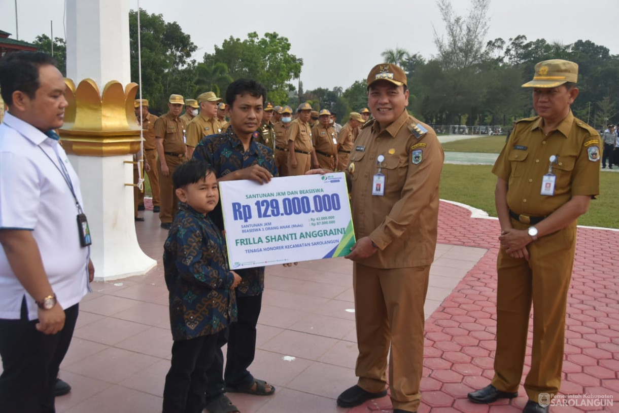 18 September 2023 - Penjabat Bupati Sarolangun Memimpin Apel Gabungan Sekaligus Memberikan Santunan JKM Dan Beasiswa Di Lapangan Gunung Kembang Sarolangun